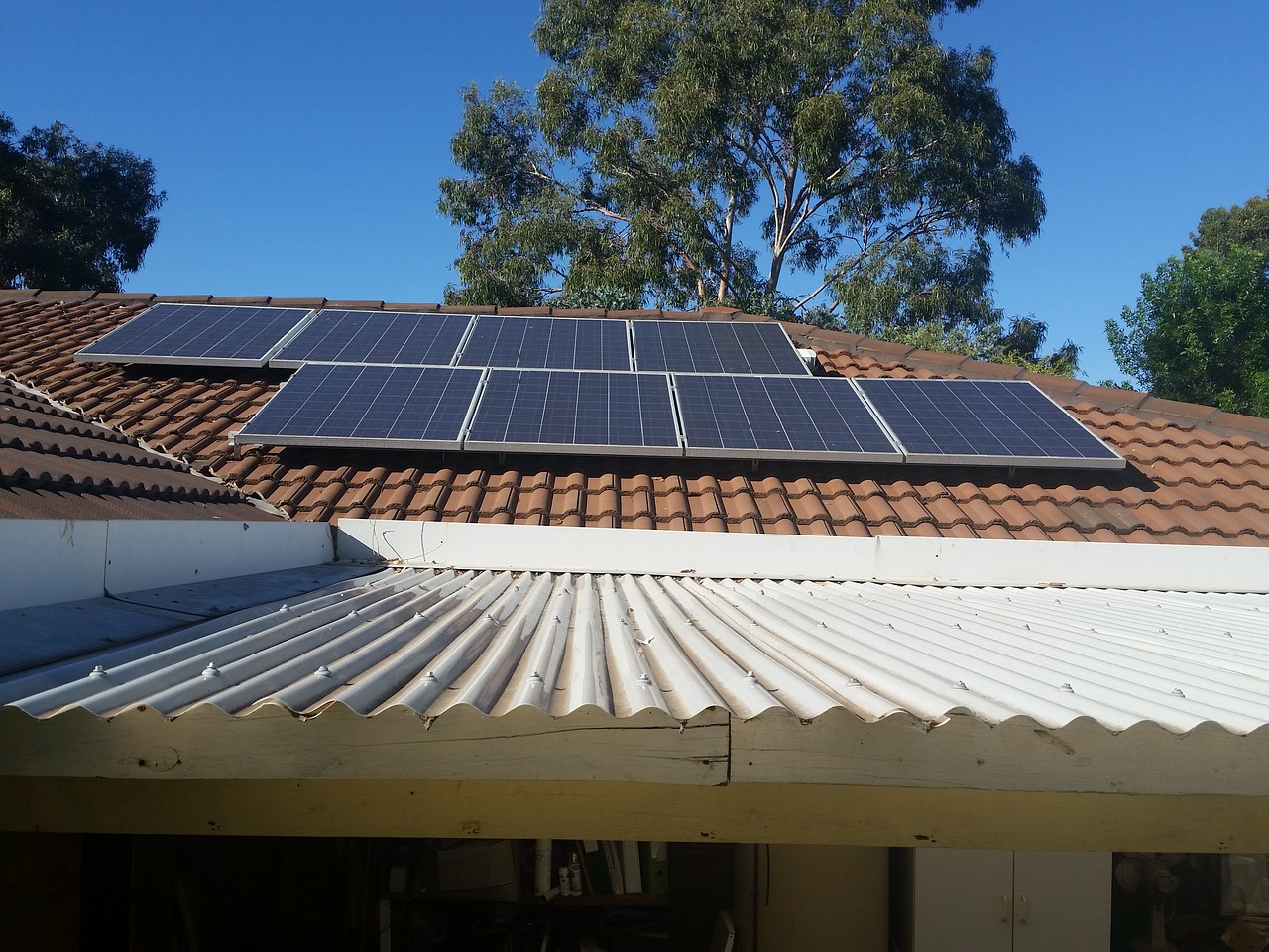 fotovoltaické panely na střeše