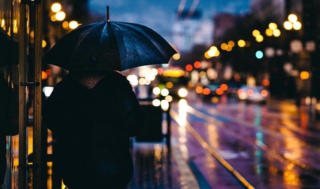 večer na silnici, osoba s deštníkem